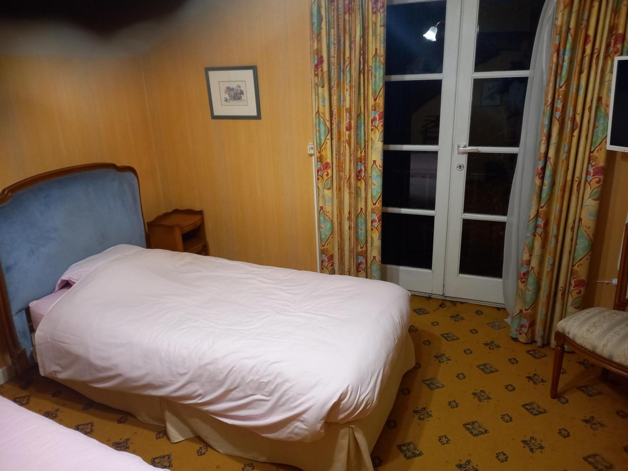 Tromcourt Hotel กูแว็ง ภายนอก รูปภาพ